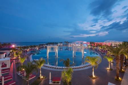 SELECTUM LUXURY RESORT Pools & Beach